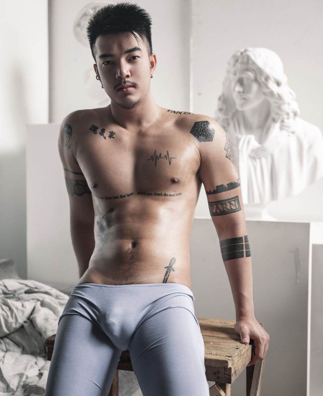 หนุ่มหล่อขึ้นปก 948