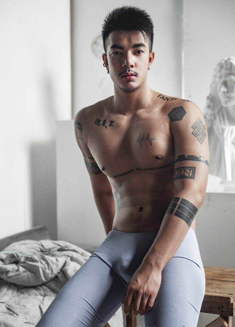 หนุ่มหล่อขึ้นปก 948