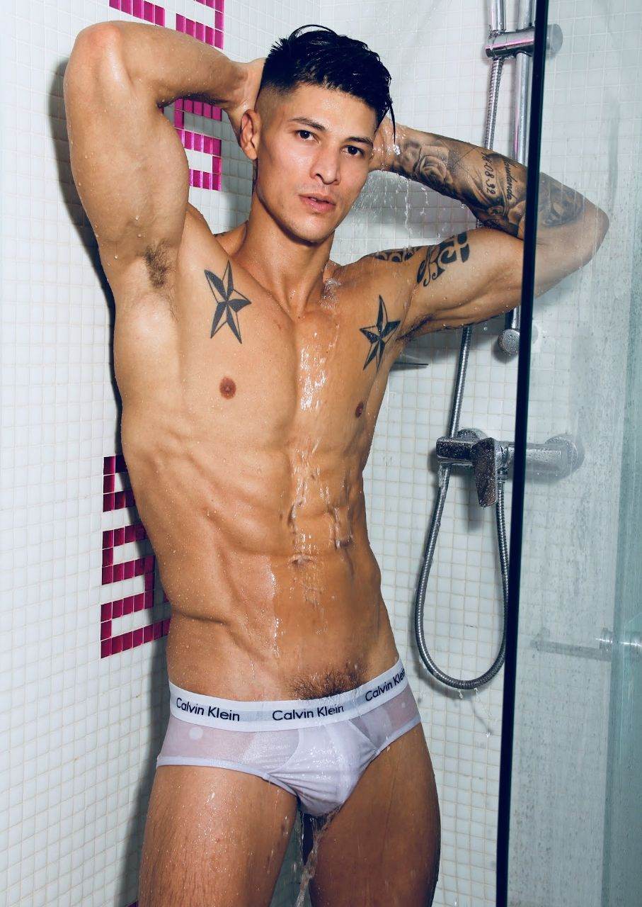 หนุ่มหล่อขึ้นปก 949