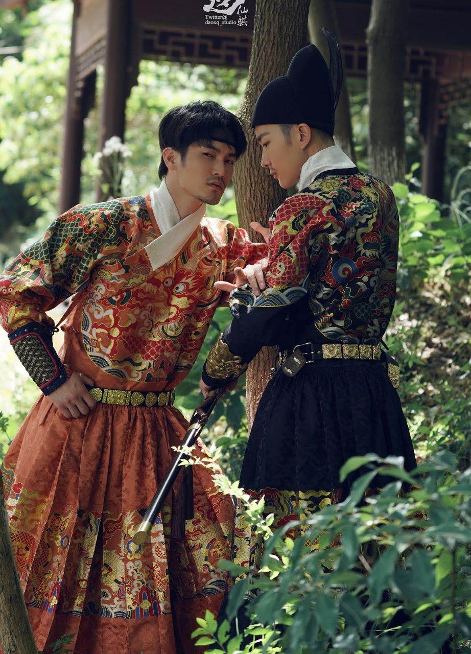 หนุ่มหล่อขึ้นปก 951