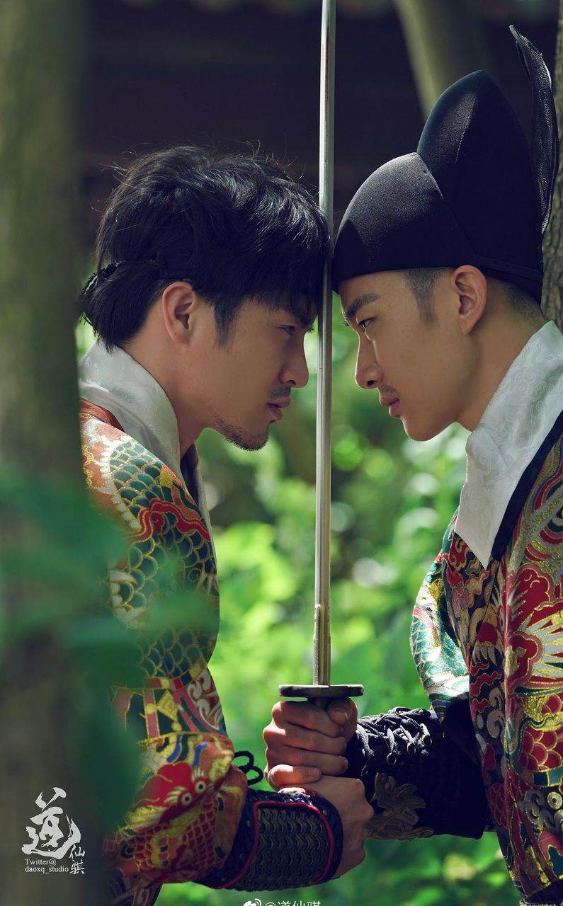 หนุ่มหล่อขึ้นปก 951