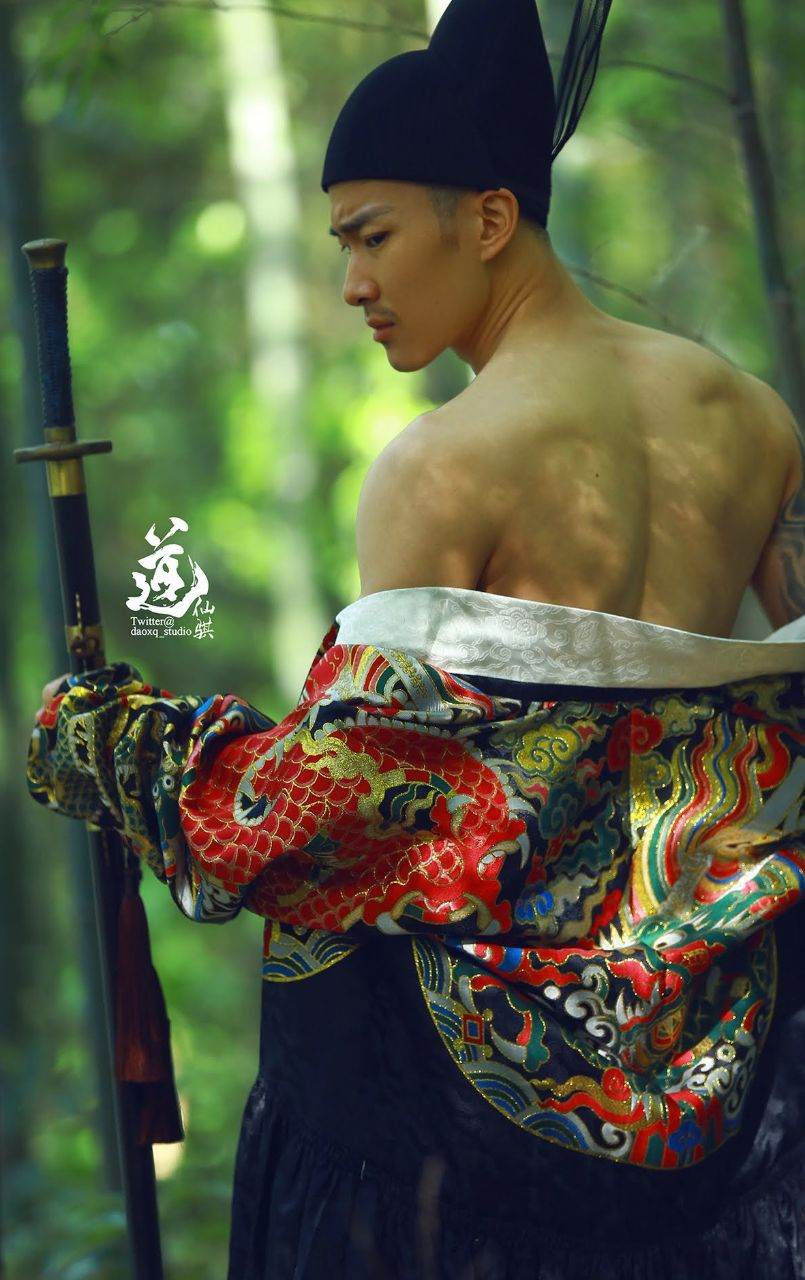 หนุ่มหล่อขึ้นปก 951