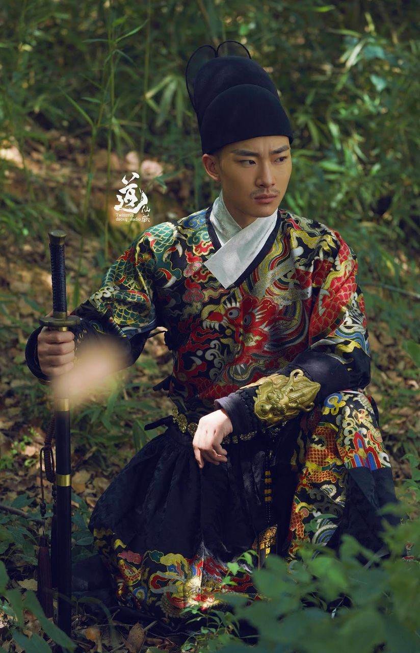 หนุ่มหล่อขึ้นปก 951