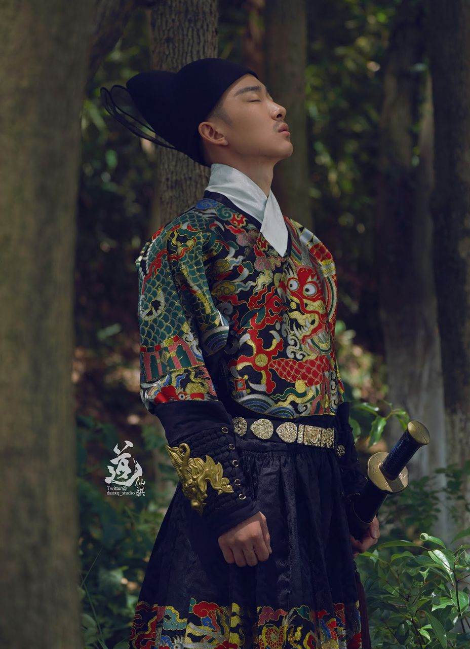 หนุ่มหล่อขึ้นปก 951