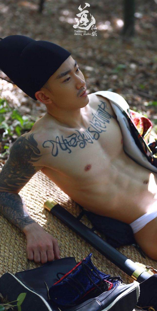 หนุ่มหล่อขึ้นปก 951