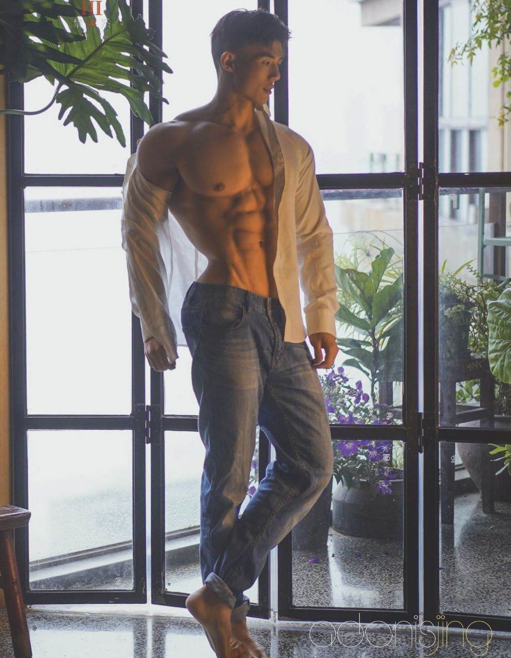 หนุ่มหล่อขึ้นปก 952