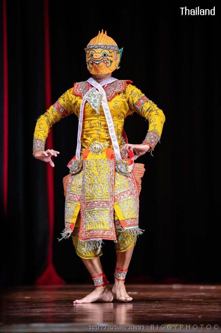 THAILAND ðđð | "āļĢāļ°āļāļģāļ§āļēāļāļĢāđāļāļĩāļĒāļ§āđāļāļāļĢ" Khon masked dance drama in Thailand