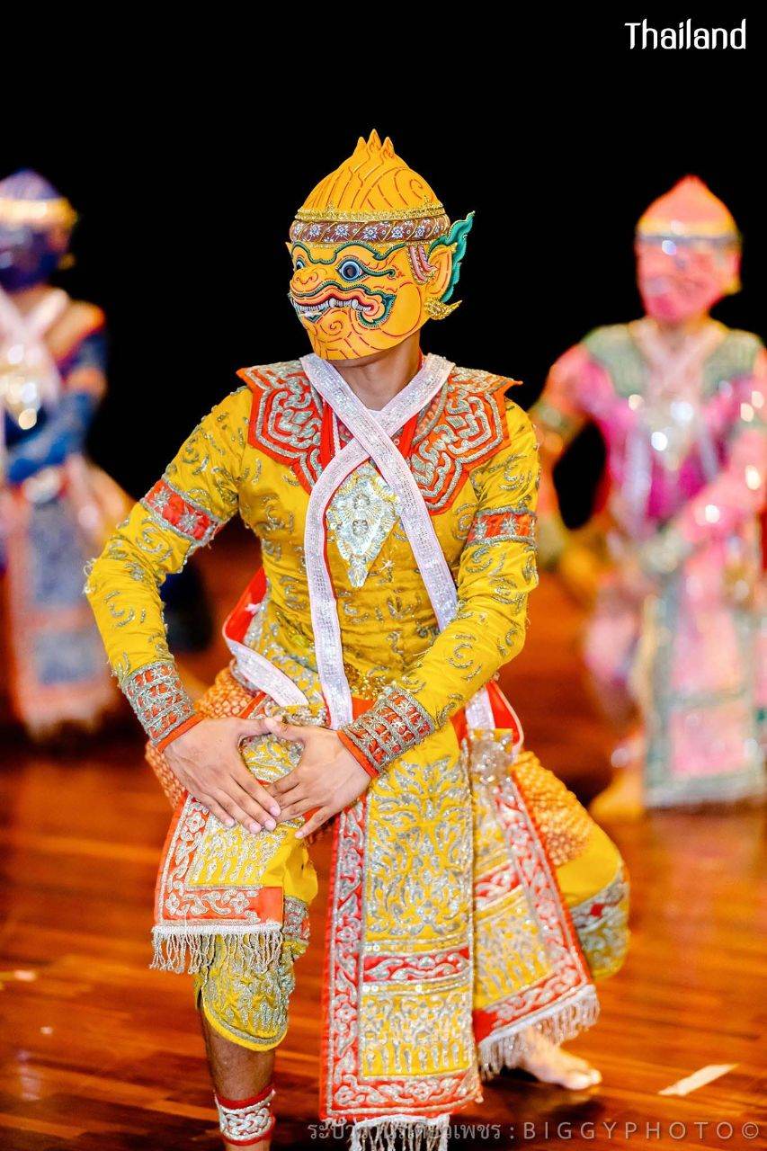 THAILAND ðđð | "āļĢāļ°āļāļģāļ§āļēāļāļĢāđāļāļĩāļĒāļ§āđāļāļāļĢ" Khon masked dance drama in Thailand
