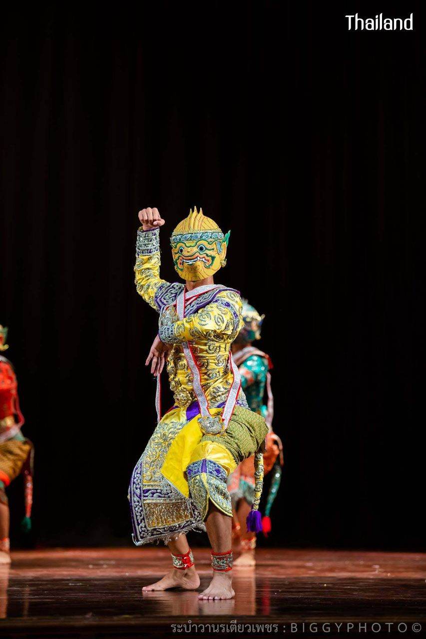THAILAND ðđð | "āļĢāļ°āļāļģāļ§āļēāļāļĢāđāļāļĩāļĒāļ§āđāļāļāļĢ" Khon masked dance drama in Thailand