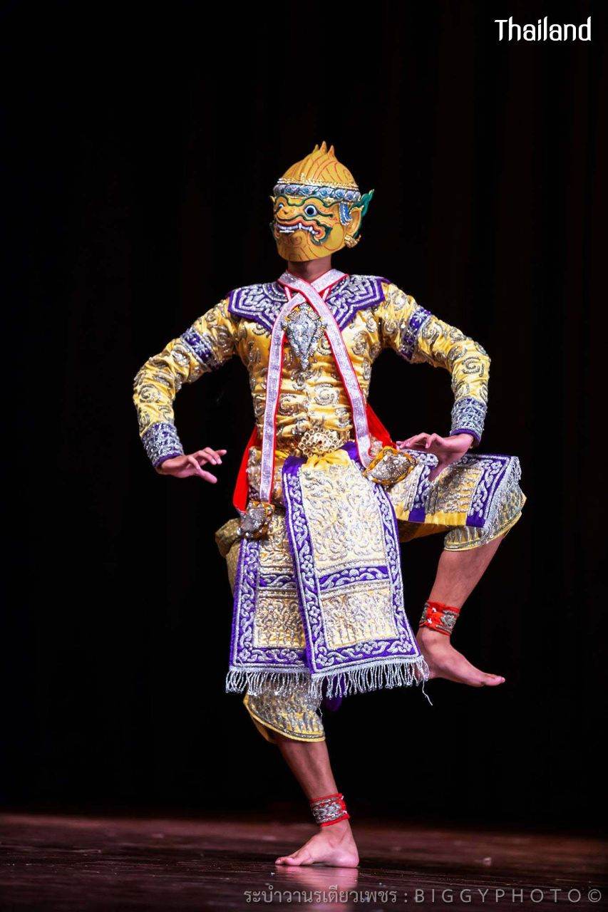 THAILAND ðđð | "āļĢāļ°āļāļģāļ§āļēāļāļĢāđāļāļĩāļĒāļ§āđāļāļāļĢ" Khon masked dance drama in Thailand