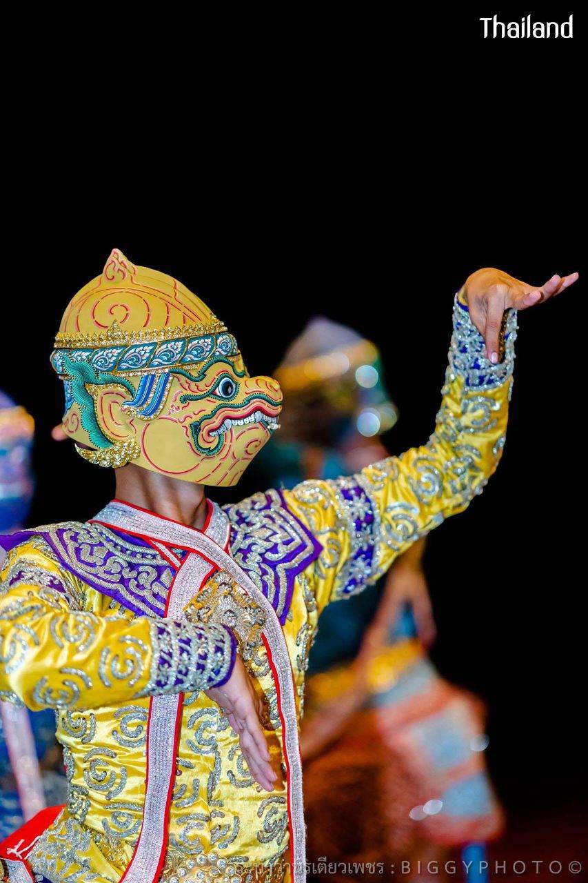 THAILAND ðđð | "āļĢāļ°āļāļģāļ§āļēāļāļĢāđāļāļĩāļĒāļ§āđāļāļāļĢ" Khon masked dance drama in Thailand