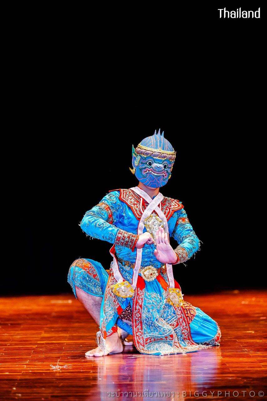 THAILAND ðđð | "āļĢāļ°āļāļģāļ§āļēāļāļĢāđāļāļĩāļĒāļ§āđāļāļāļĢ" Khon masked dance drama in Thailand