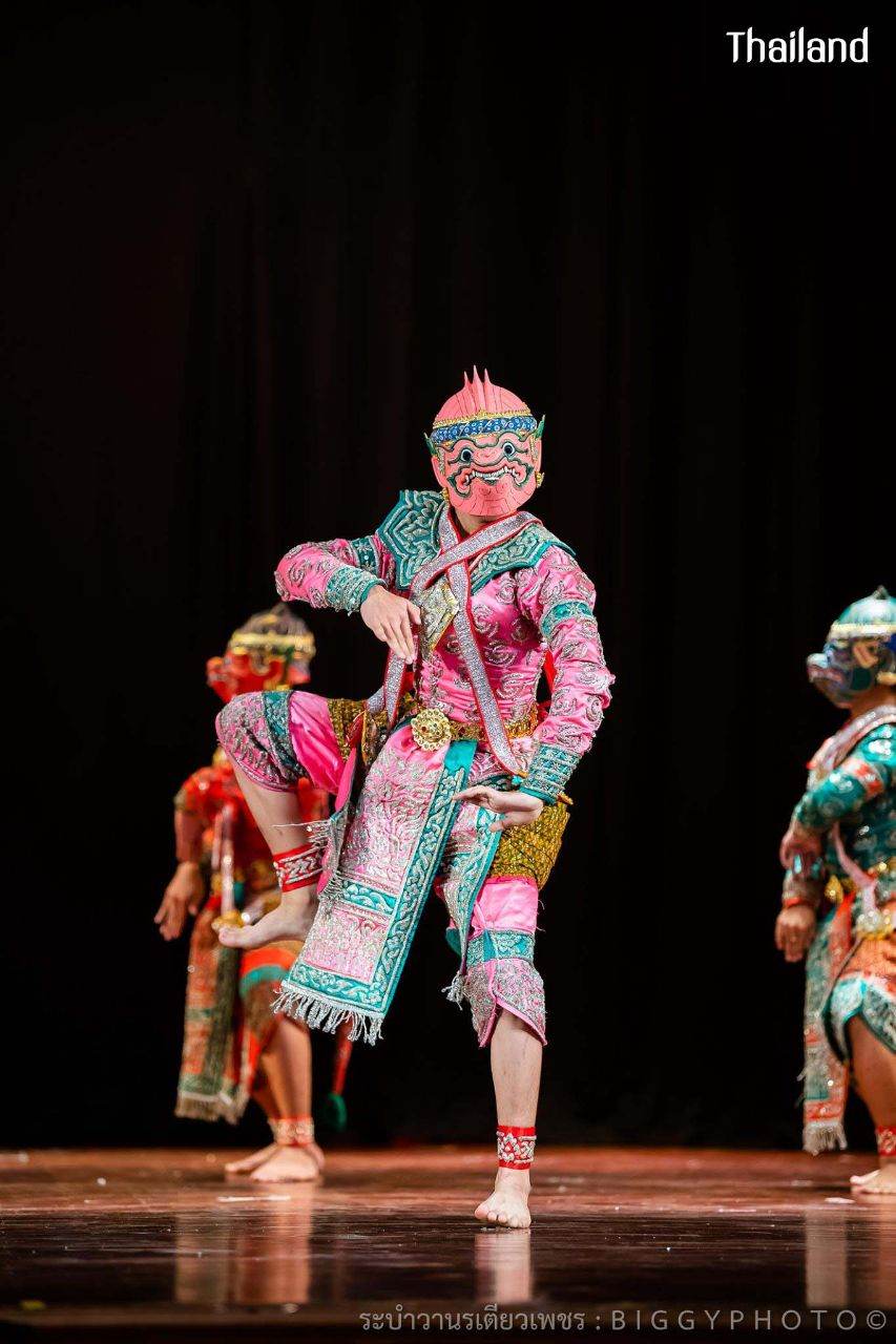 THAILAND ðđð | "āļĢāļ°āļāļģāļ§āļēāļāļĢāđāļāļĩāļĒāļ§āđāļāļāļĢ" Khon masked dance drama in Thailand