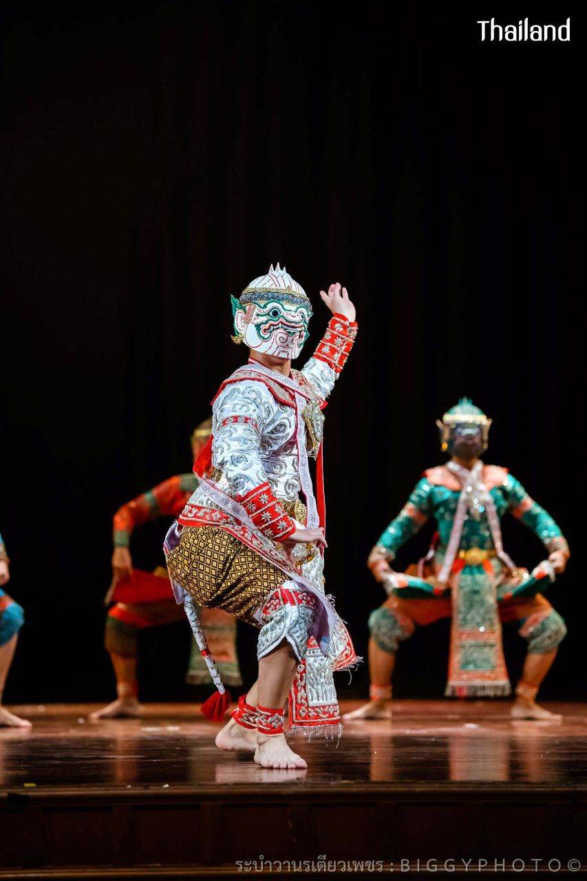 THAILAND ðđð | "āļĢāļ°āļāļģāļ§āļēāļāļĢāđāļāļĩāļĒāļ§āđāļāļāļĢ" Khon masked dance drama in Thailand