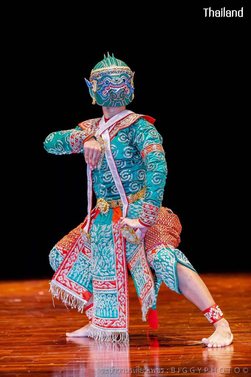 THAILAND ðđð | "āļĢāļ°āļāļģāļ§āļēāļāļĢāđāļāļĩāļĒāļ§āđāļāļāļĢ" Khon masked dance drama in Thailand