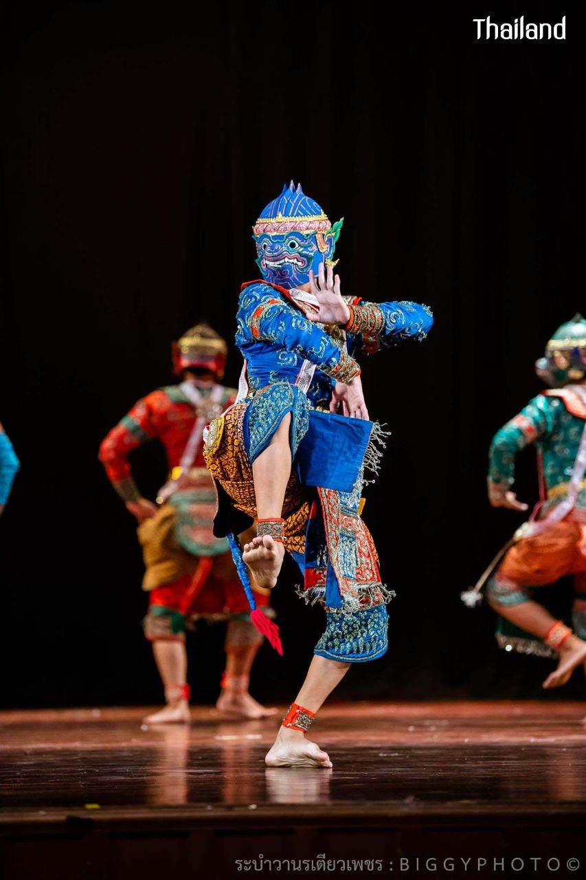 THAILAND ðđð | "āļĢāļ°āļāļģāļ§āļēāļāļĢāđāļāļĩāļĒāļ§āđāļāļāļĢ" Khon masked dance drama in Thailand