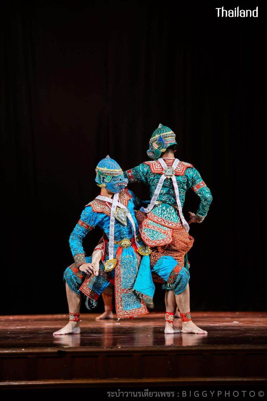 THAILAND ðđð | "āļĢāļ°āļāļģāļ§āļēāļāļĢāđāļāļĩāļĒāļ§āđāļāļāļĢ" Khon masked dance drama in Thailand