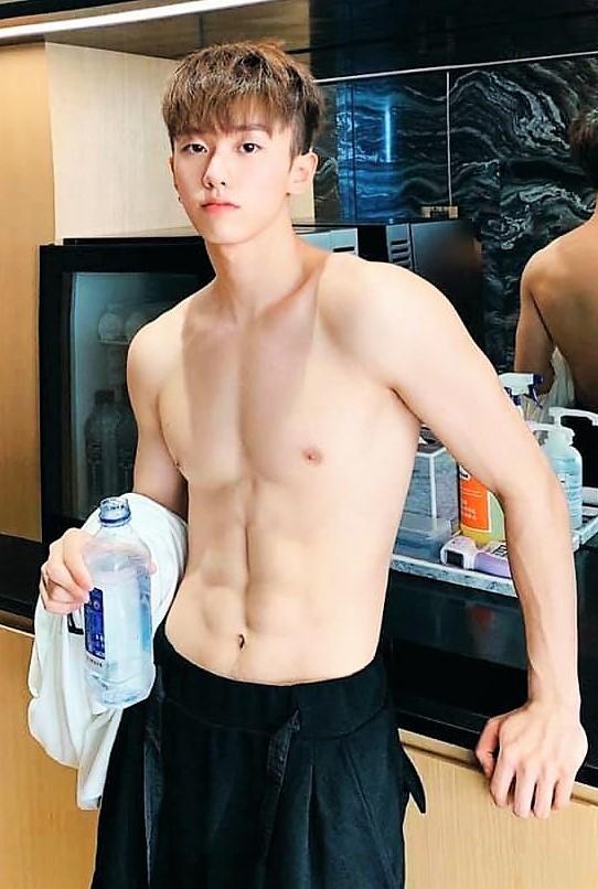 ถอดโชว์เรือนร่าง 2693