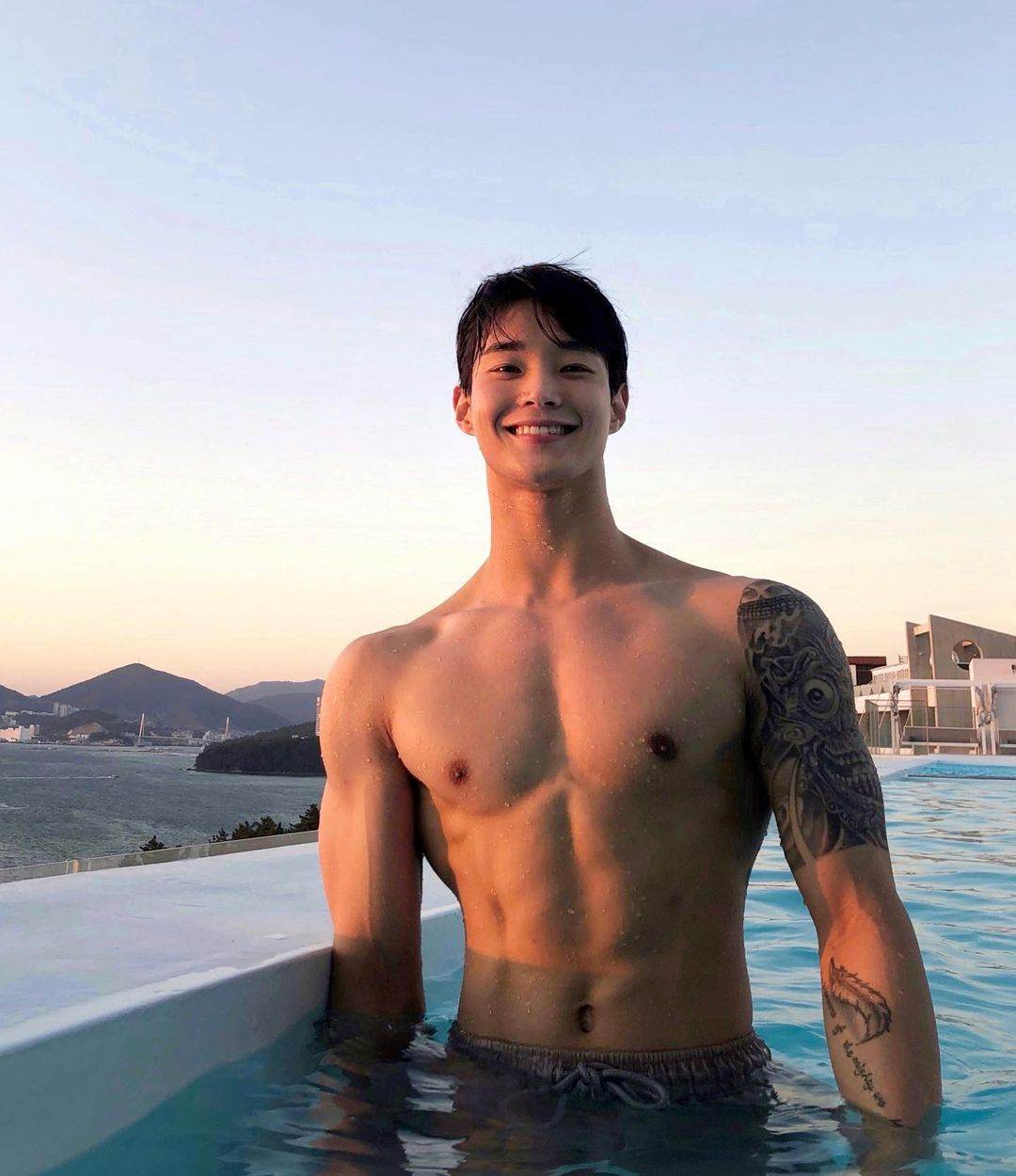 ถอดโชว์เรือนร่าง 2700