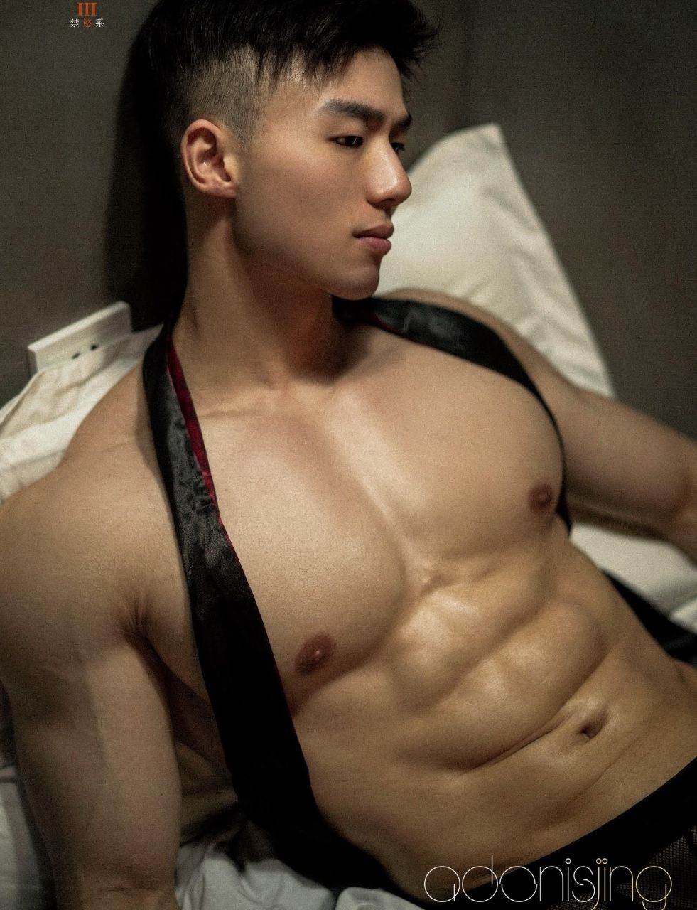 หนุ่มหล่อขึ้นปก 952.5