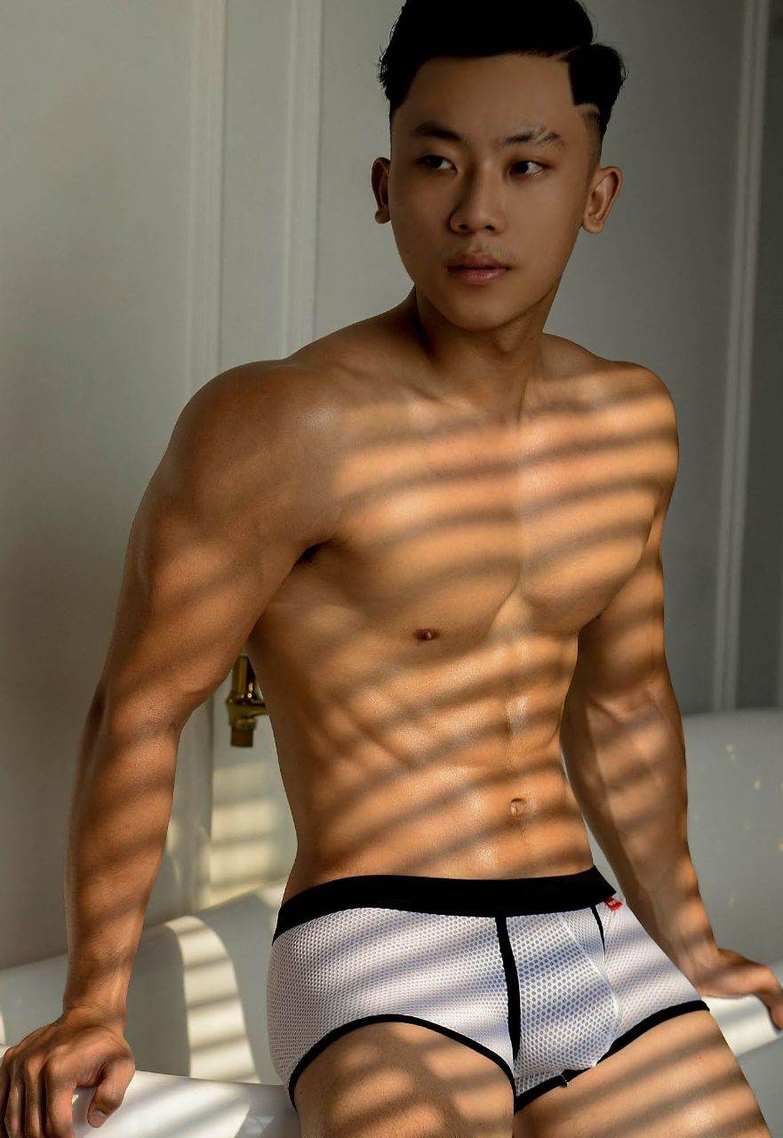 หนุ่มหล่อขึ้นปก 954