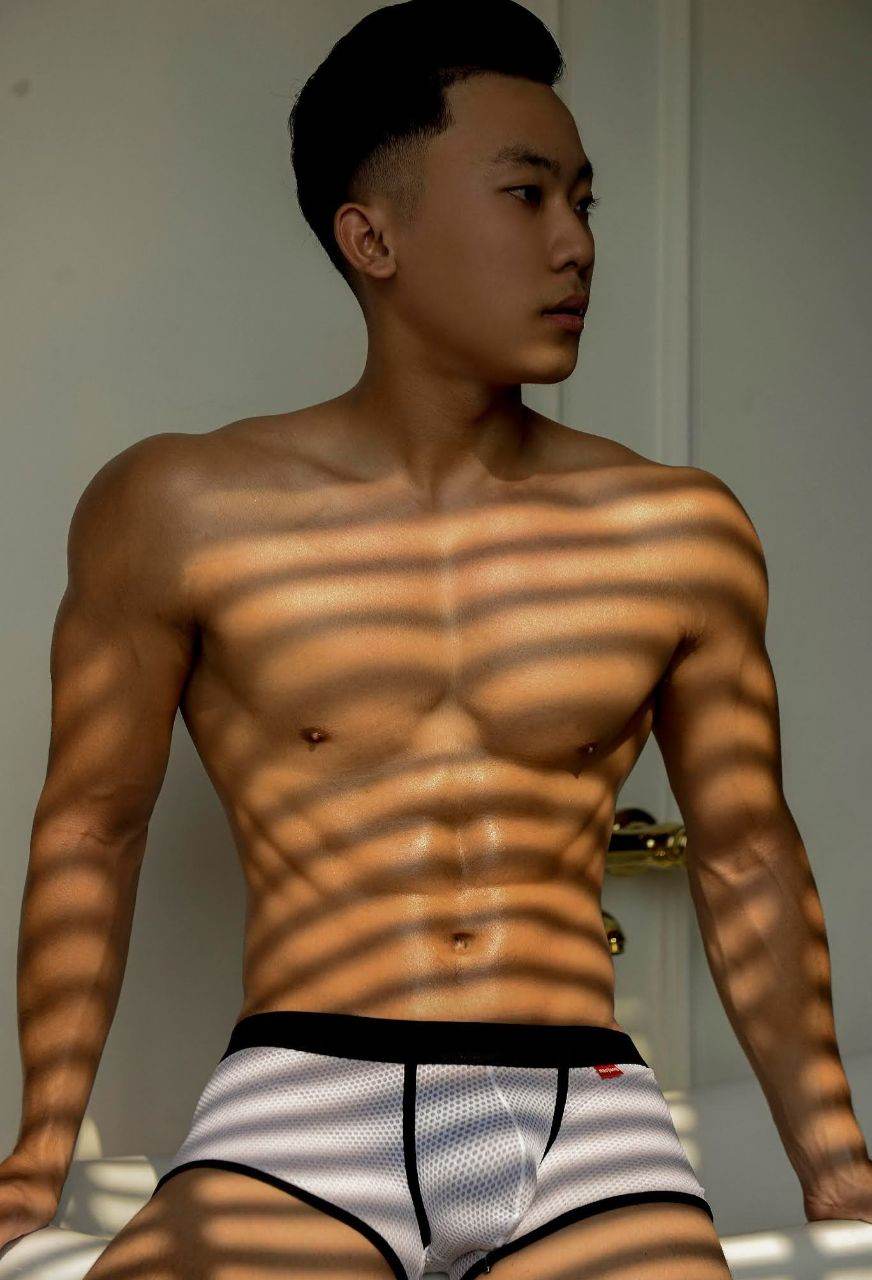 หนุ่มหล่อขึ้นปก 954