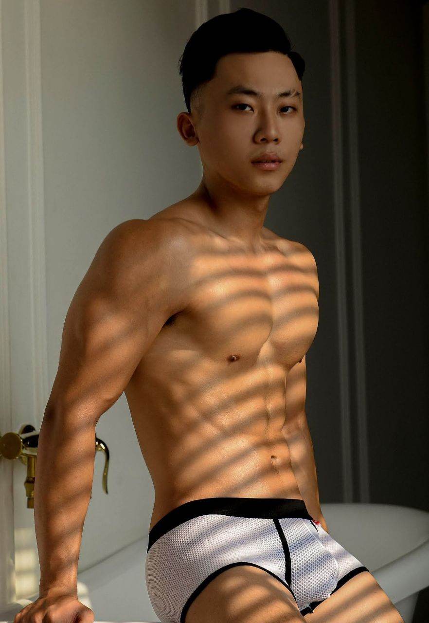 หนุ่มหล่อขึ้นปก 954