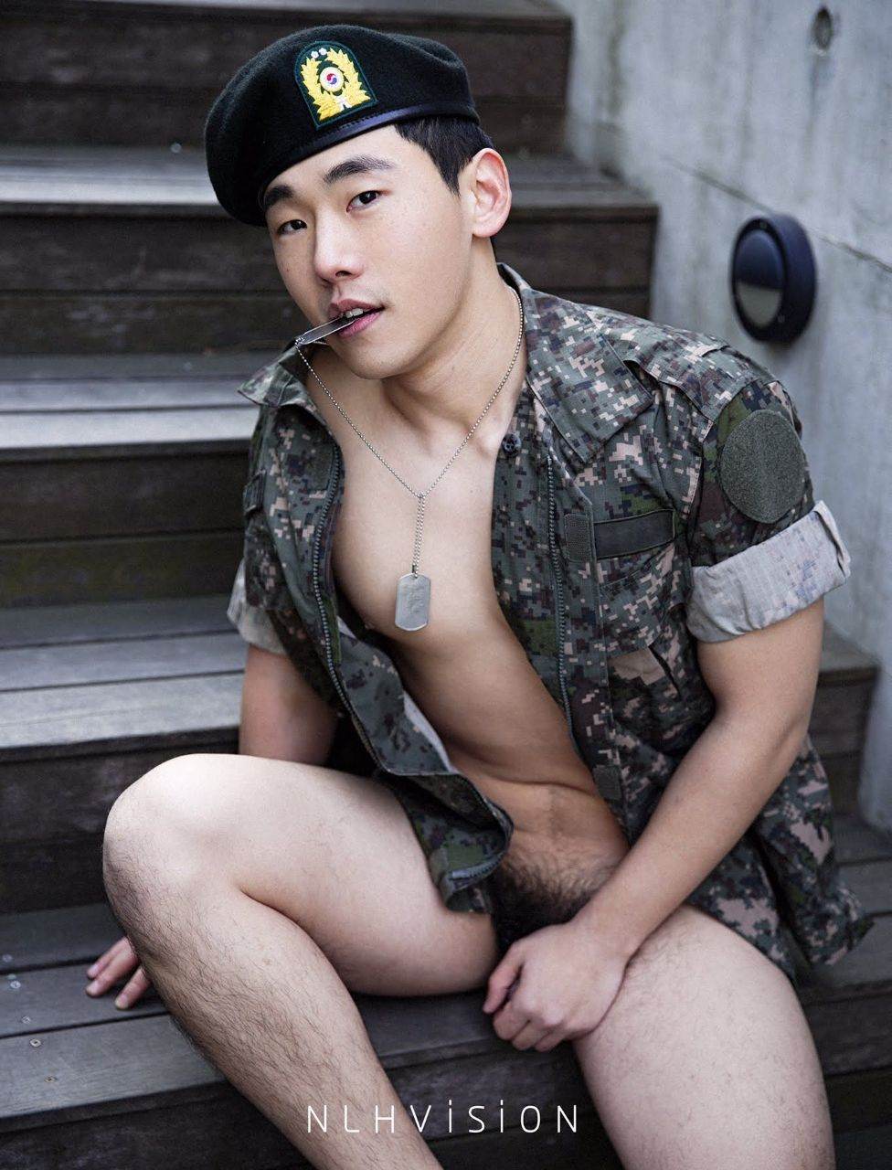 หนุ่มหล่อขึ้นปก 958