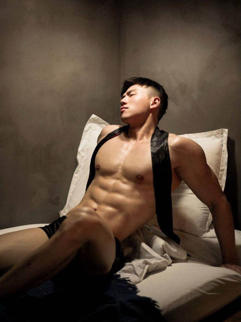 หนุ่มหล่อขึ้นปก 952.6