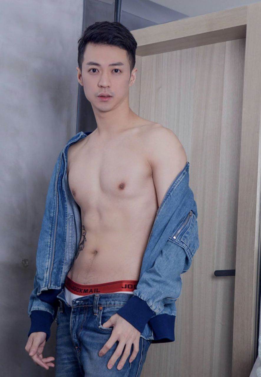 หนุ่มหล่อขึ้นปก 953.1
