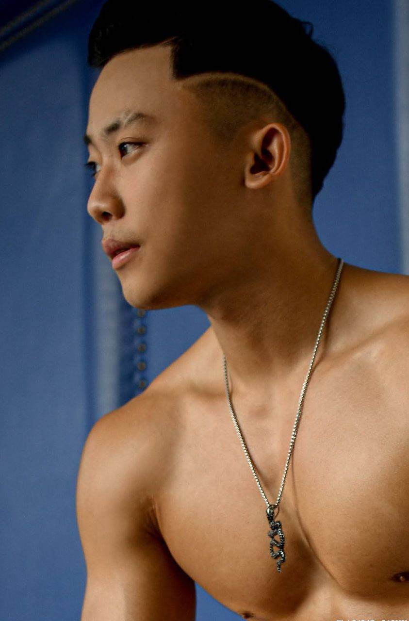 หนุ่มหล่อขึ้นปก 954.1