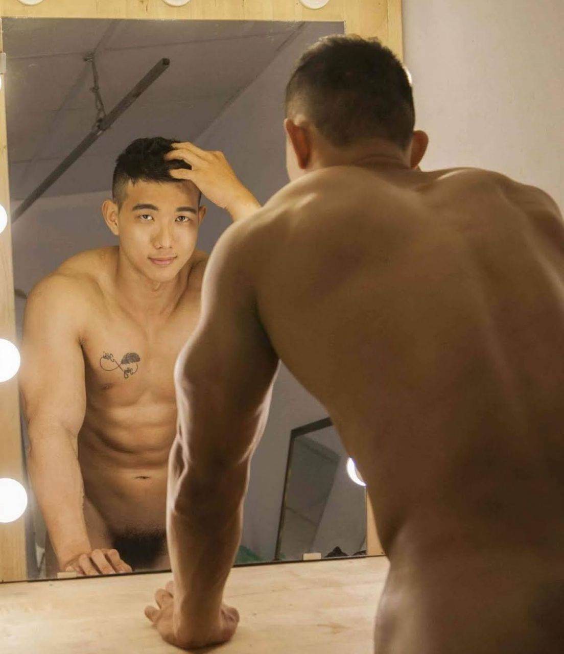 หนุ่มหล่อขึ้นปก 956.1
