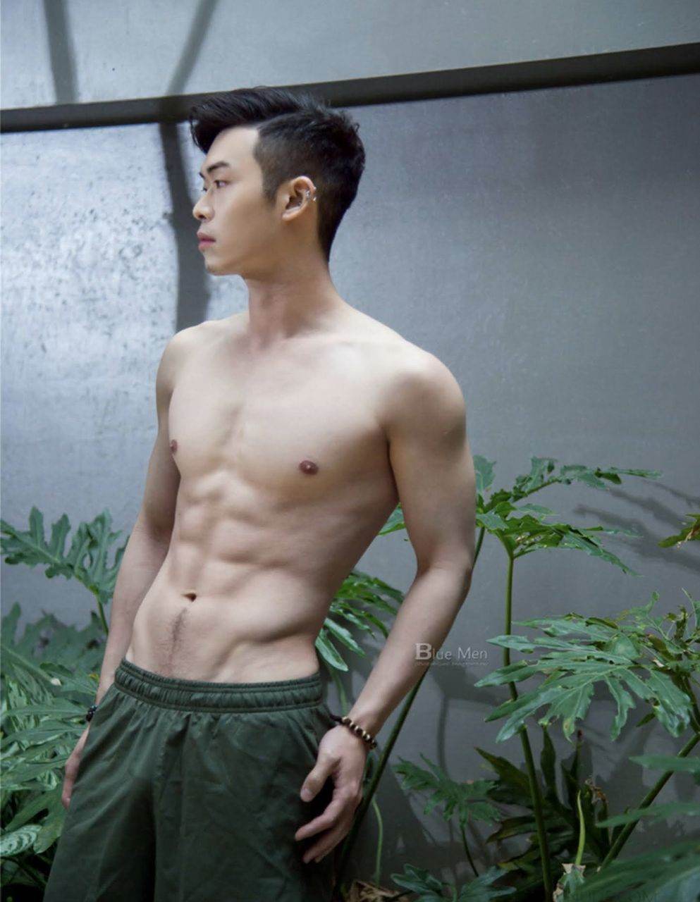 หนุ่มหล่อขึ้นปก 957