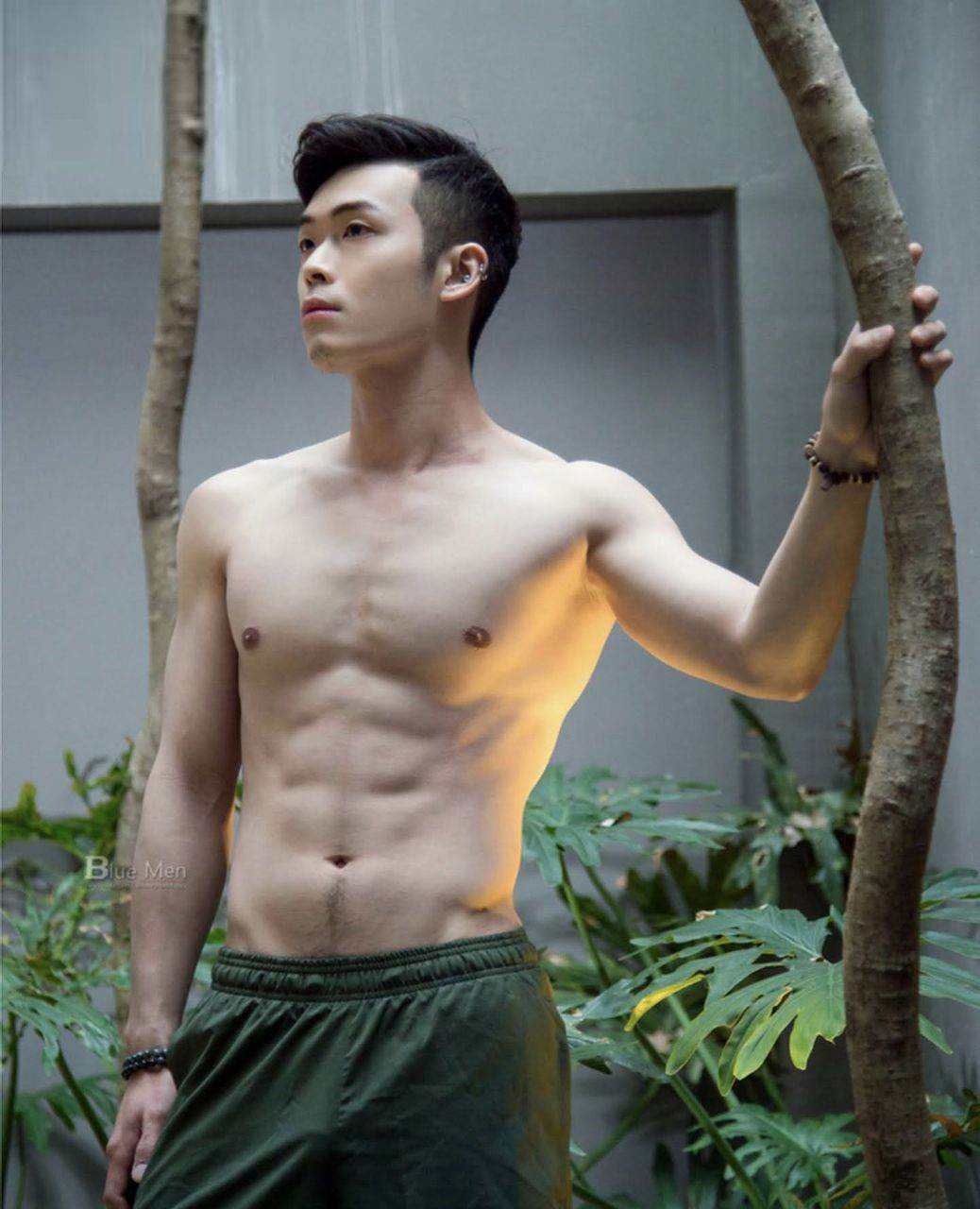 หนุ่มหล่อขึ้นปก 957