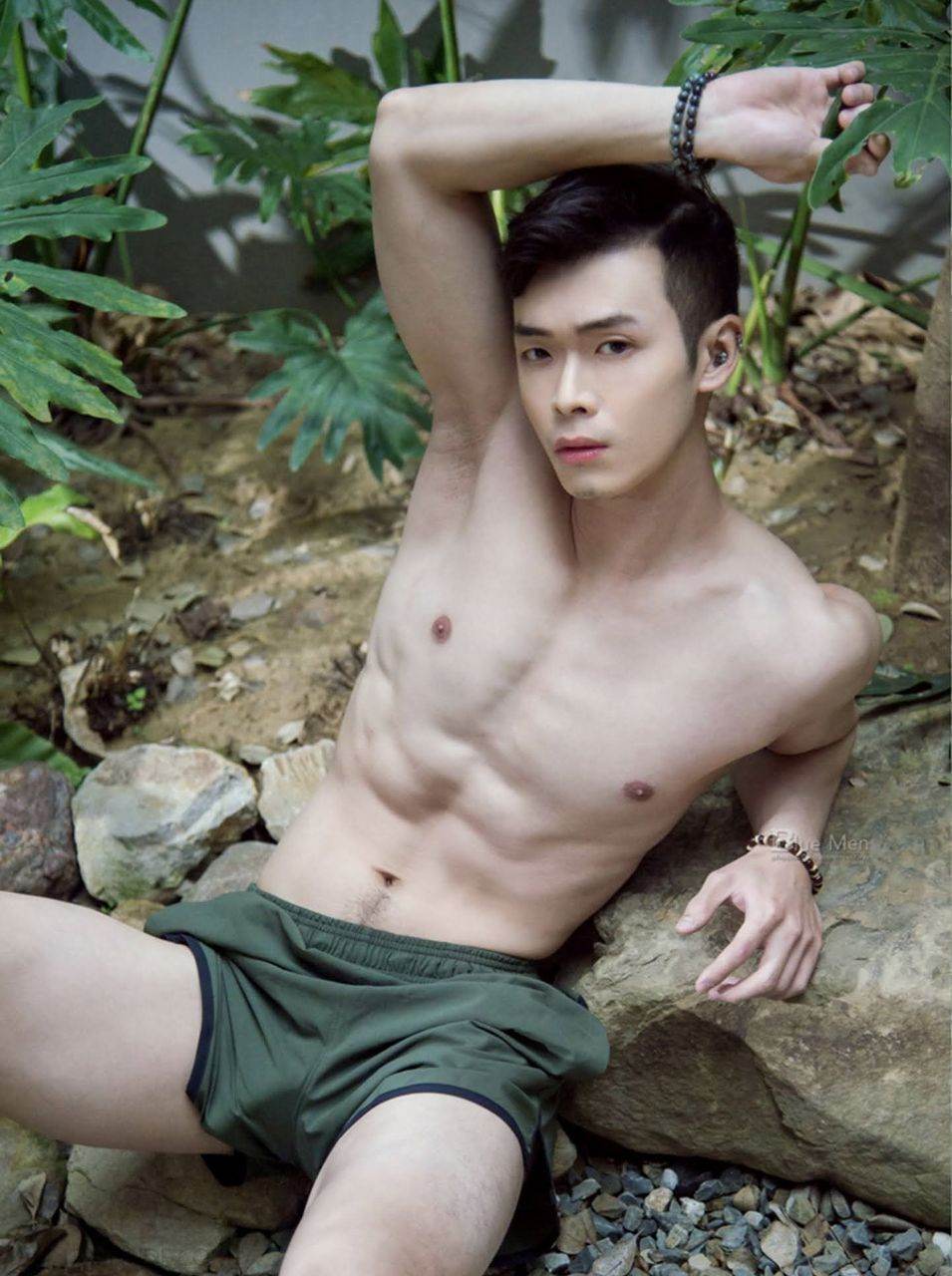 หนุ่มหล่อขึ้นปก 957