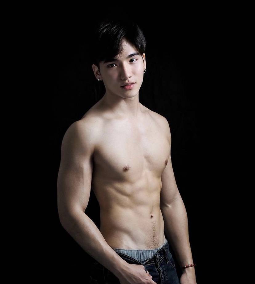 หล่อแซ่บตลอดนะคนนี้