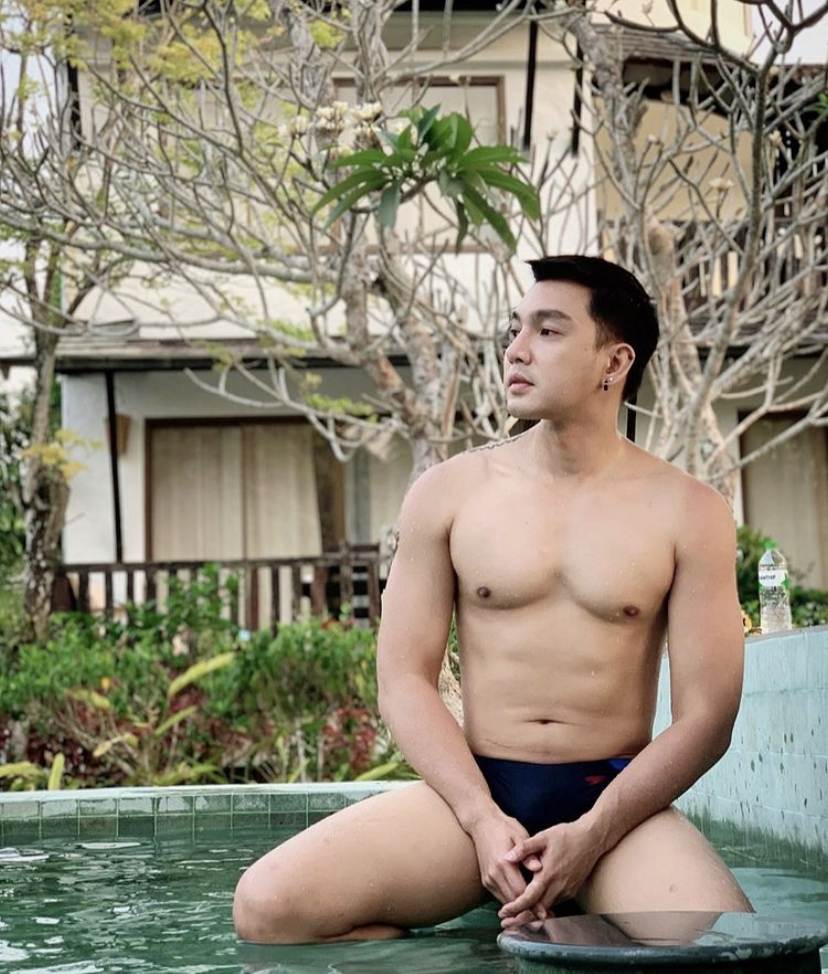 ถอดโชว์เรือนร่าง 2701