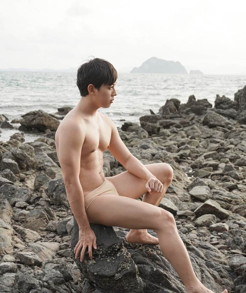 ถอดโชว์เรือนร่าง 2703