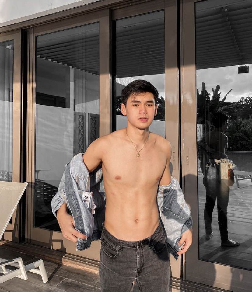 ถอดโชว์เรือนร่าง 2705