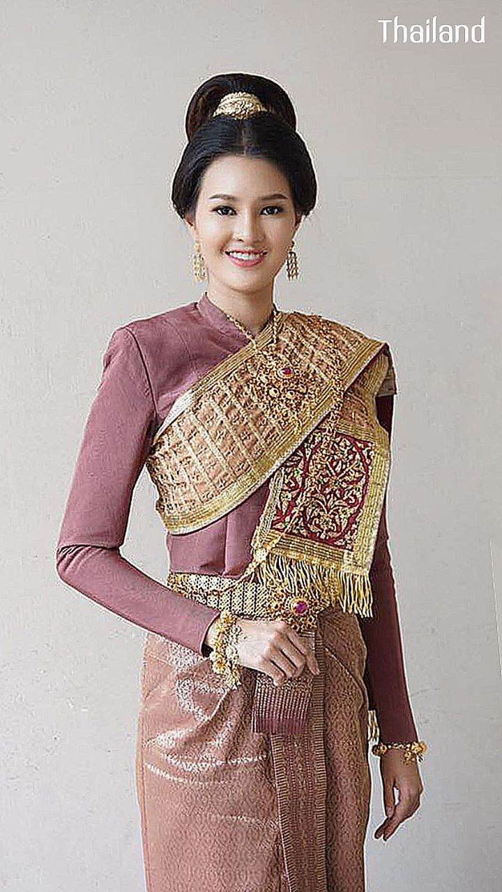 แพร - กชพรรณ ไพฑูรย์ ในชุดไทยศิวาลัย
