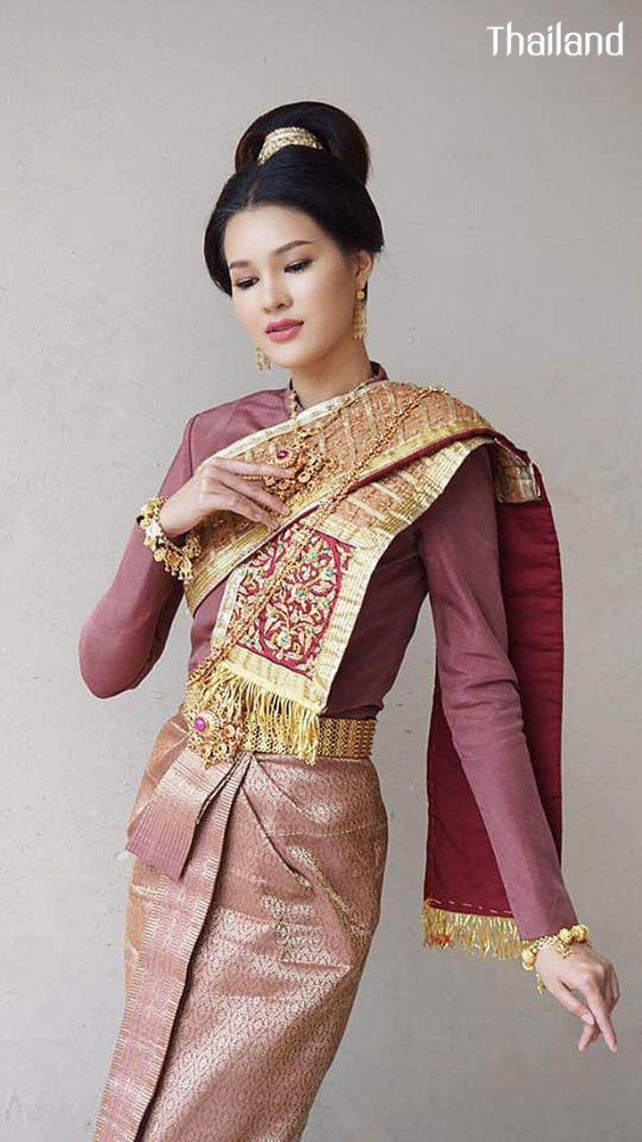 แพร - กชพรรณ ไพฑูรย์ ในชุดไทยศิวาลัย