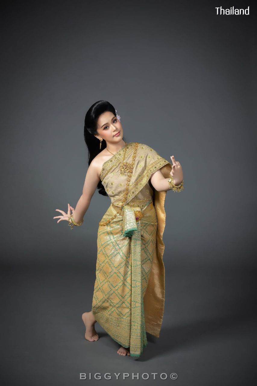 THAILAND 🇹🇭 | Thai dance: ขุนแผนฟันม่าน