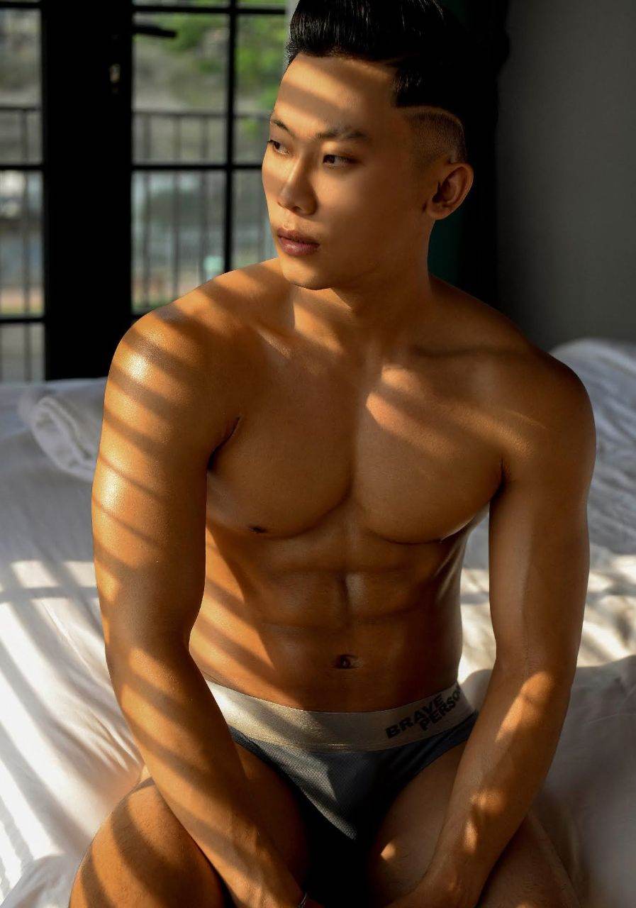 หนุ่มหล่อขึ้นปก 954.3