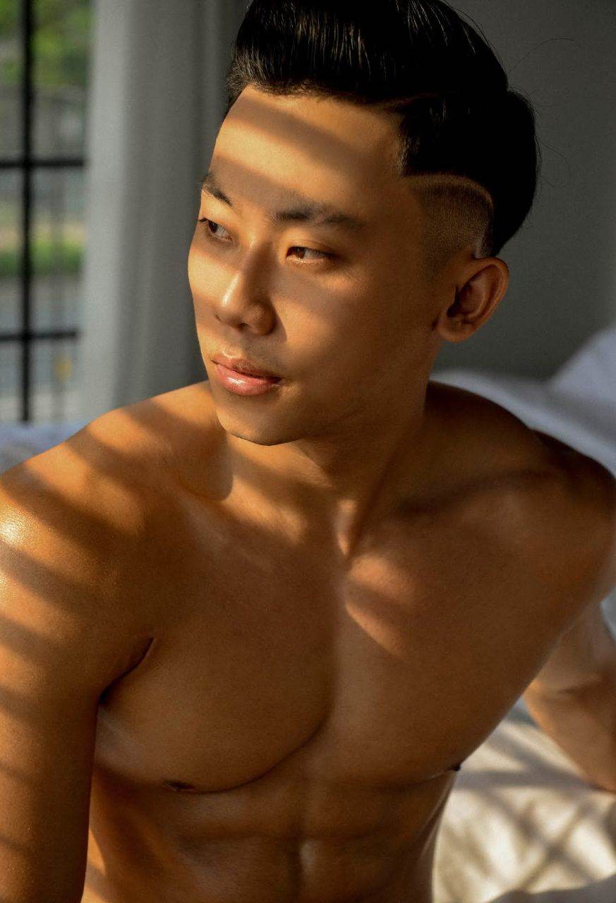 หนุ่มหล่อขึ้นปก 954.3