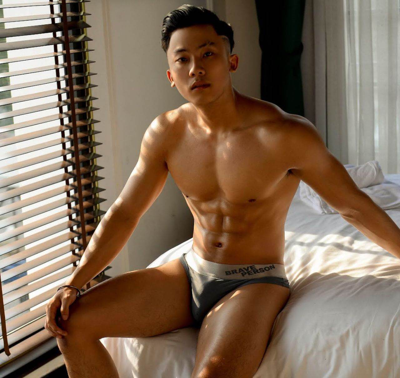 หนุ่มหล่อขึ้นปก 954.3