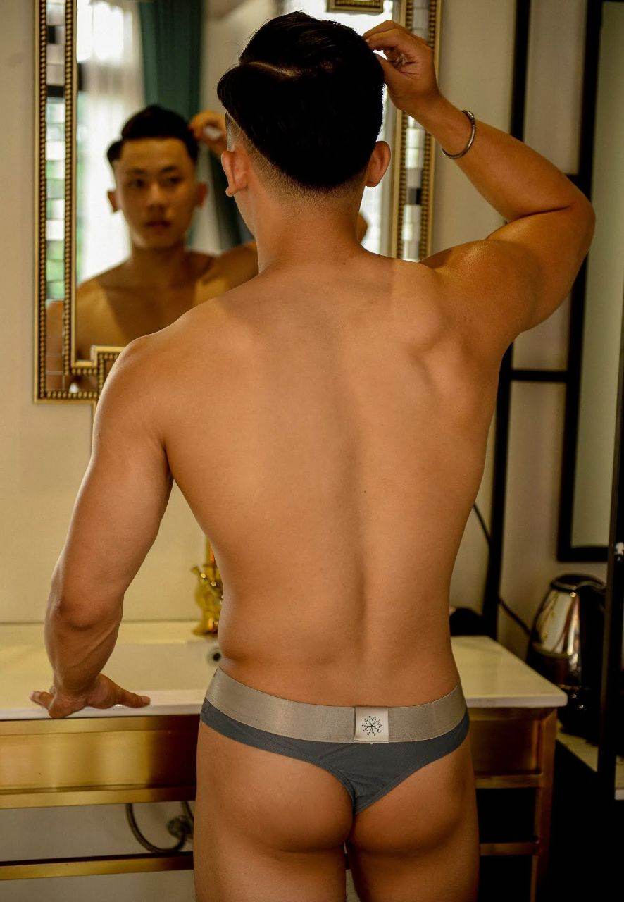 หนุ่มหล่อขึ้นปก 954.3