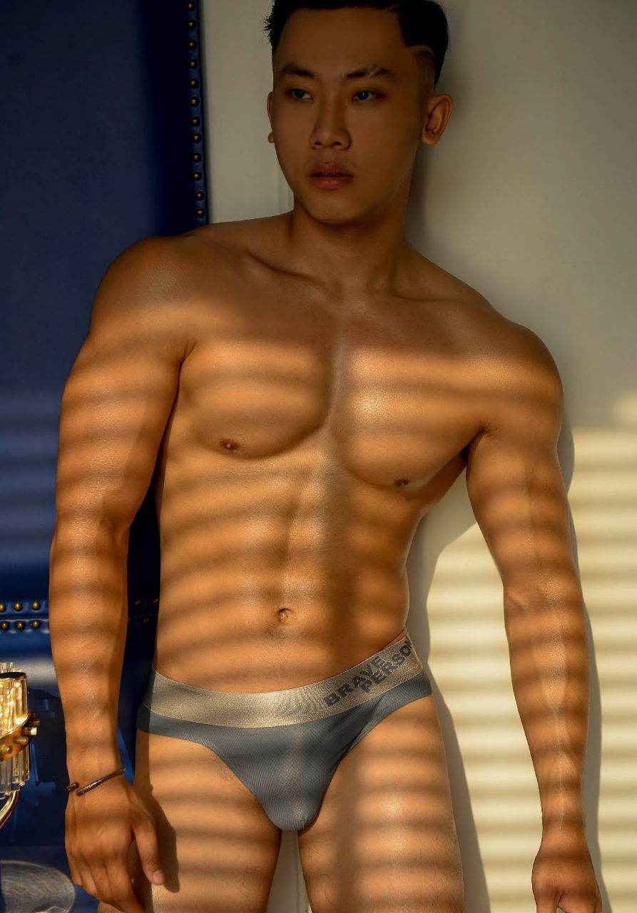 หนุ่มหล่อขึ้นปก 954.3