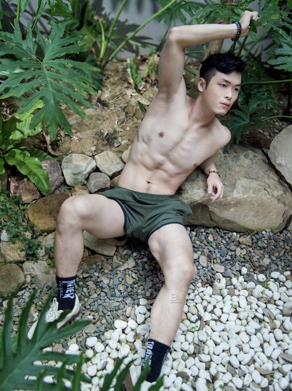 หนุ่มหล่อขึ้นปก 957.1