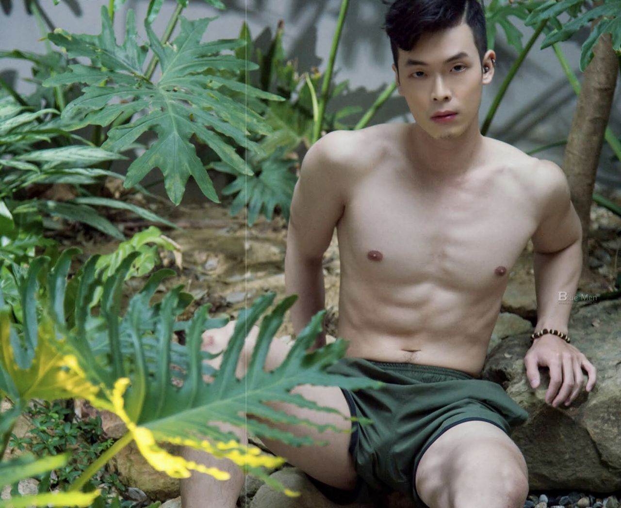 หนุ่มหล่อขึ้นปก 957.1