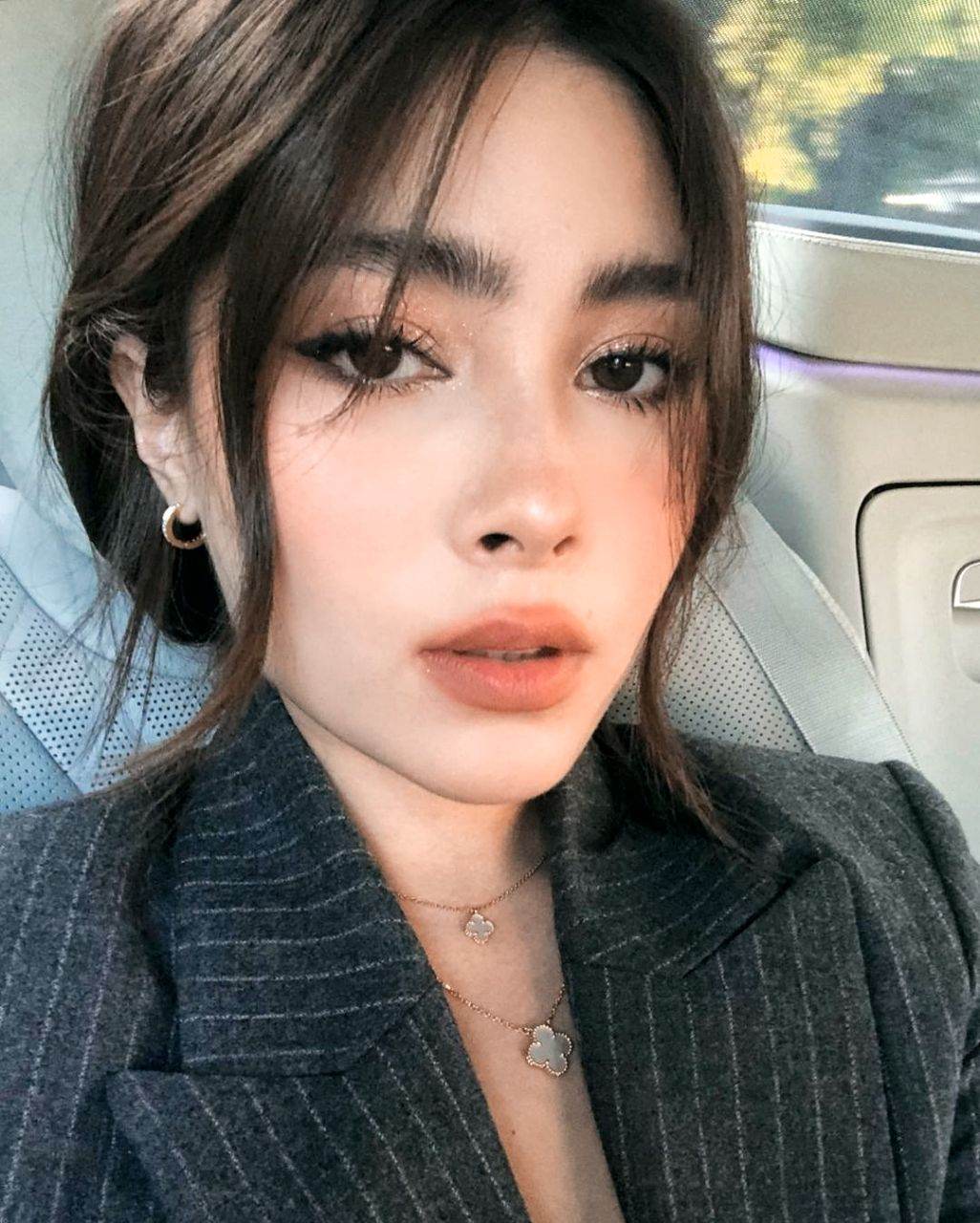 นิกกี้ นิโคล เรื่อง บ้านศิลาแดง